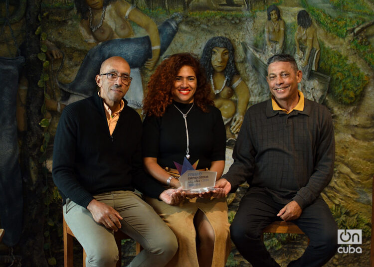 Herminio López Díaz (izq.), Yudisley Cruz Valdés y José Núñez Labañino, socios fundadores del Yucasabi que obtuvo el premio al Mejor  Emprendedor del Año | 2024. Foto: Otmaro Rodríguez