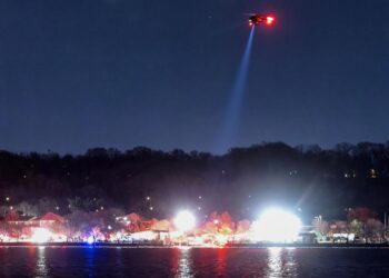 Un helicóptero sobrevuela el río Potomac, en Washington, como parte de una operación de búsqueda y rescate en la zona donde cayeron un avión de pasajeros y un helicóptero militar tras estrellarse en el aire el 29 de enero de 2025. Foto: Jim Lo Scalzo / EFE.