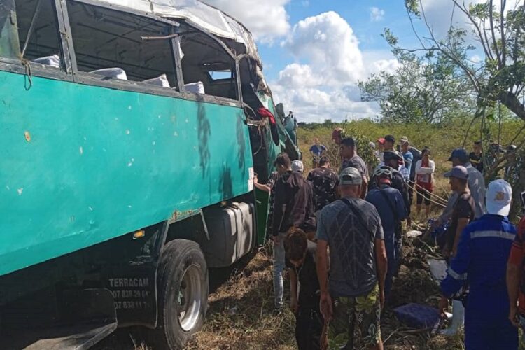 Al menos 13 menores de edad sufrieron lesiones en el accidente de este jueves en el kilómetro 71 de la carretera hacia Santa Cruz del Sur. Foto: Tomada de Radio Santa Cruz.