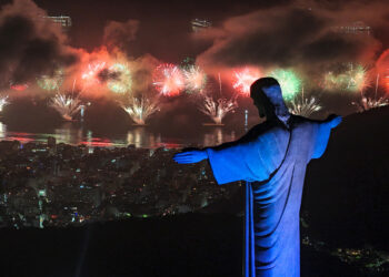 Fuegos artificiales desde el Monumento del Cristo Redentor durante las celebraciones del Año Nuevo en Río de Janeiro. Foto: EFE/ Antonio Lacerda.