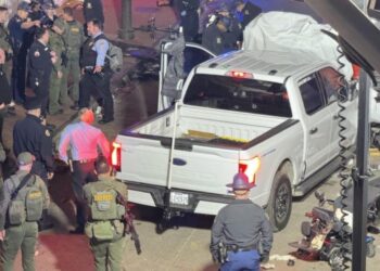 Autoridades en el lugar del atropello masivo en la ciudad estadounidense de Nueva Orleans que dejó al menos diez personas y una treintena de heridos durante las celebraciones de Año Nuevo. Foto: @UHN_Plus / X.