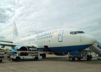 Vuelo de la aerolínea Bahamas Air, con migrantes devueltos a Cuba. Foto: @minint_cuba / X.