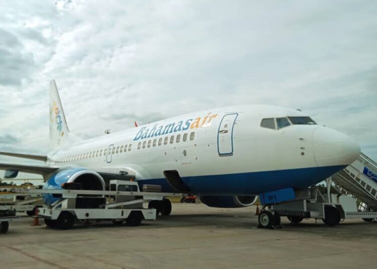 Vuelo de la aerolínea Bahamas Air, con migrantes devueltos a Cuba. Foto: @minint_cuba / X.