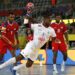 Delcio Pina (c), de Cabo Verde, en una acción ofensiva durante el partido de la ronda preliminar del Campeonato del Mundo Masculino de Balonmano 2025 entre Cuba y Cabo Verde, ganado por los africanos con pizarra de 38-28, en Zagreb, Croacia, el 20 de enero de 2025. Foto: Antonio Bat / EFE.