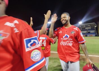 Los Caimanes de Barranquilla celebran el triunfo sobre los Leñadores de Las Tunas. Foto: lpbcol.com.co