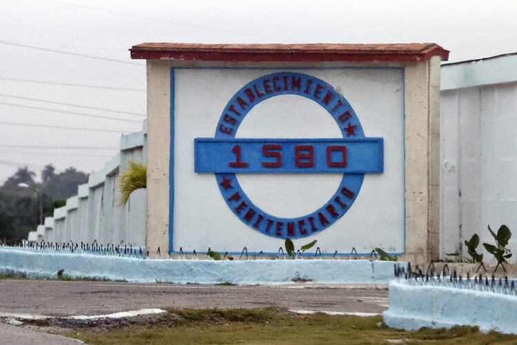 Entrada de la prisión 1580 en La Habana. Foto: Ernesto Mastrascusa / EFE.