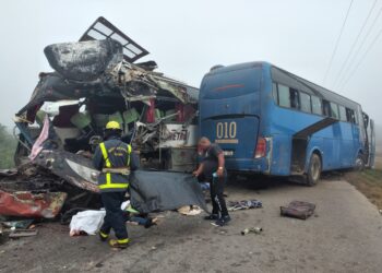 Dos ómnibus colisionaron en Morón, Ciego de Ávila, con un saldo de al menos cinco muertos y 59 heridos, el lunes 20 de enero de 2025. Foto: Invasor / Facebook.