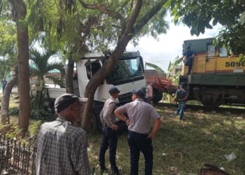 Un tren y un camión chocaron en Sancti Spíritus, aunque sin daños significativos. Foto: Tomada del perfil de Facebook de Isbel Reina Abreu.