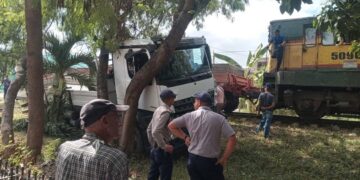 Un tren y un camión chocaron en Sancti Spíritus, aunque sin daños significativos. Foto: Tomada del perfil de Facebook de Isbel Reina Abreu.