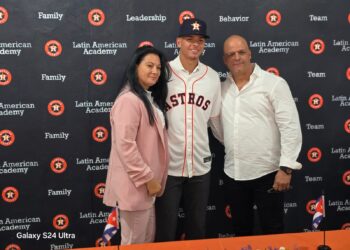 El cubano Kevin Álvarez, después de unirse oficialmente a los Astros de Houston. Foto: Facebook Francys Romero