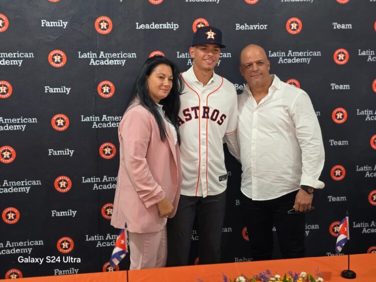 El cubano Kevin Álvarez, después de unirse oficialmente a los Astros de Houston. Foto: Facebook Francys Romero