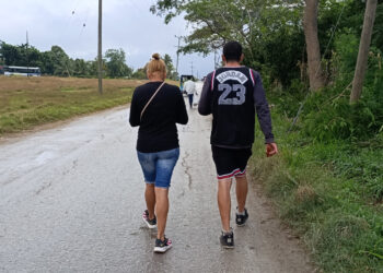 Dariel Cruz García (i) camina junto a su madre Yaquelin Cruz García este miércoles, tras su salida de la prisión 1580 en La Habana. Foto: Ernesto Mastrascusa/EFE.