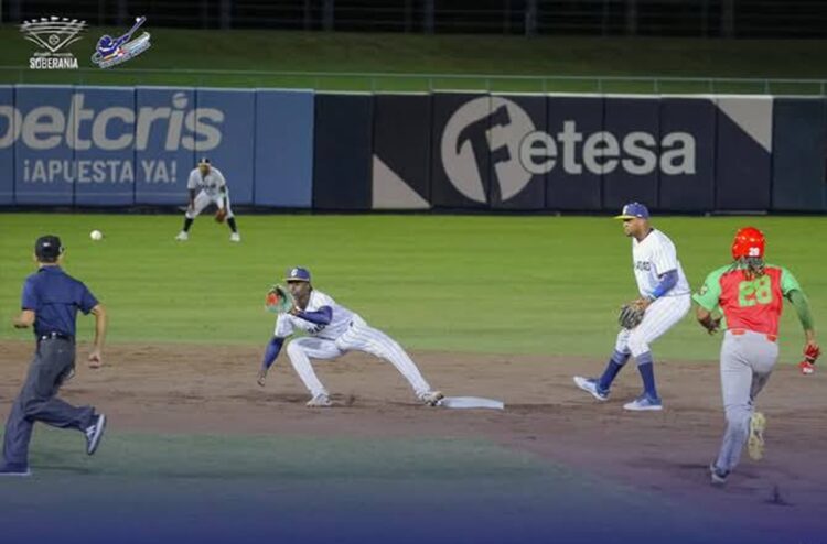 Partido entre las Cabras de Curazao (de blanco y azul) y los Leñadores de Las Tunas, en la Serie de las Américas de béisbol. Foto: Tomada del perfil de Facebook de Boris Luis Cabrera Acosta.