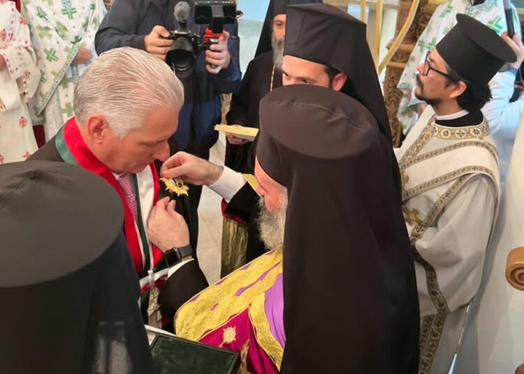 El presidente cubano Miguel Díaz-Canel recibe de manos del arzobispo Makarios de Iglesia Ortodoxa Griega en Australia, la Orden del Patriarca Ecuménico Bartolomeo, en la Sacra Catedral Ortodoxa Griega San Nicolás de Myra, en La Habana Vieja, el 26 de enero de 2025. Foto: Presidencia Cuba.