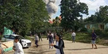 Personas en zonas cercanas al lugar de las explosiones en Melones, en el municipio Rafael Freyre, antes de la evacuación de la zona. Revista Digital Escribiendo Gibara / Facebook.