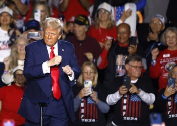 Donald J. Trump baila después de dar un discurso en el Circa Resort y Casino, Las Vegas, Nevada, el 25 de enero de 2025. EFE/EPA/BIZUAYEHU TESFAYE