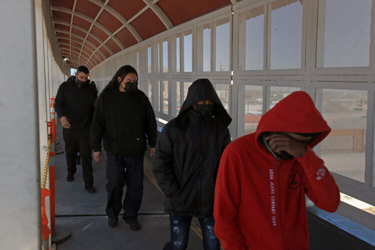 Migrantes deportados cruzan el puente Internacional Paso del Norte este jueves, en Ciudad Juárez. Activistas piden clemencia ya que los migrantes no cuentan "con dinero ni dónde quedarse". Foto: EFE/ Luis Torres.