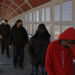 Migrantes deportados cruzan el puente Internacional Paso del Norte este jueves, en Ciudad Juárez. Activistas piden clemencia ya que los migrantes no cuentan "con dinero ni dónde quedarse". Foto: EFE/ Luis Torres.