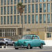 Un auto clásico de fabricación norteamericana, pasa frente a la embajada de Estados Unidos en La Habana. Foto: Ernesto Mastrascusa / EFE.