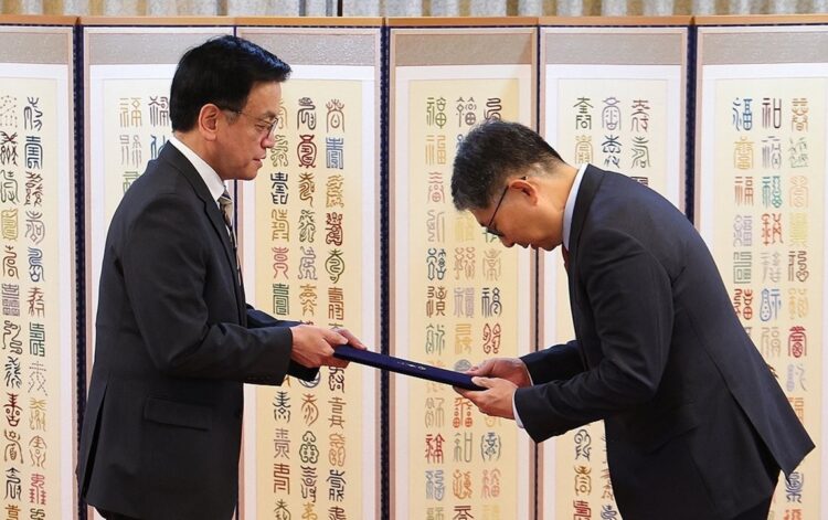 El presidente en funciones, Choi Sang-mok (izq), recibió las cartas de creación del nuevo embajador en Cuba, el 31 de enero de 2025. Foto: Yonhap News.