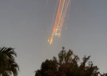 Restos de la nave espacial Starship vistos desde tierra tras la explosión de la misma poco después de su despegue. Foto: Captura de video compartido en Facebook.