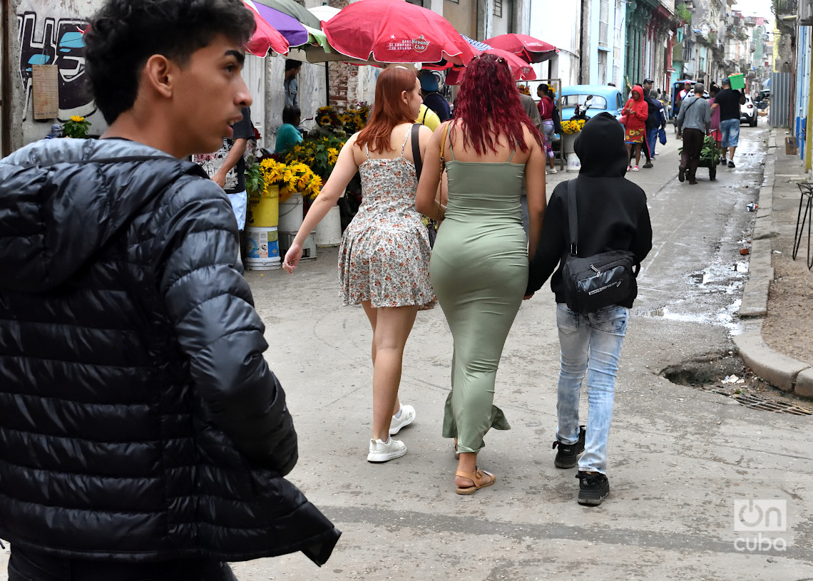 Personas en una calle de La Habana durante un frente frío. Foto: Otmaro Rodríguez.