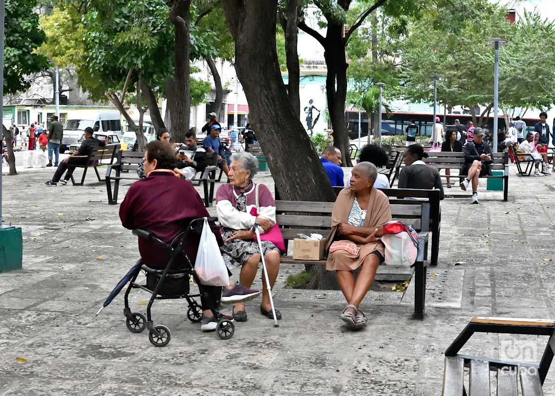 Personas de la tercera edad en el Parque “Fe del Valle”, de La Habana, durante un frente frío. Foto: Otmaro Rodríguez.