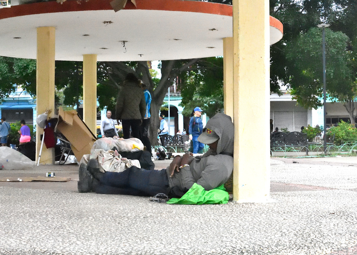 Un hombre duerme en la glorieta del Parque del Curita, en La Habana, durante un frente frío. Foto: Otmaro Rodríguez.