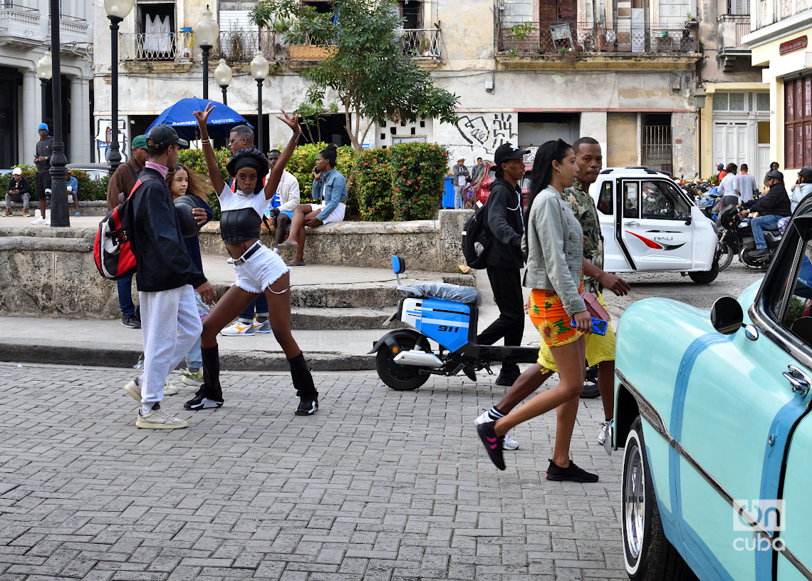 Una joven posa para la cámara pese al frío en La Habana. Foto: Otmaro Rodríguez.