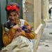 Una mujer resguarda a sus mascotas durante un frente frío en La Habana. Foto: Otmaro Rodríguez.