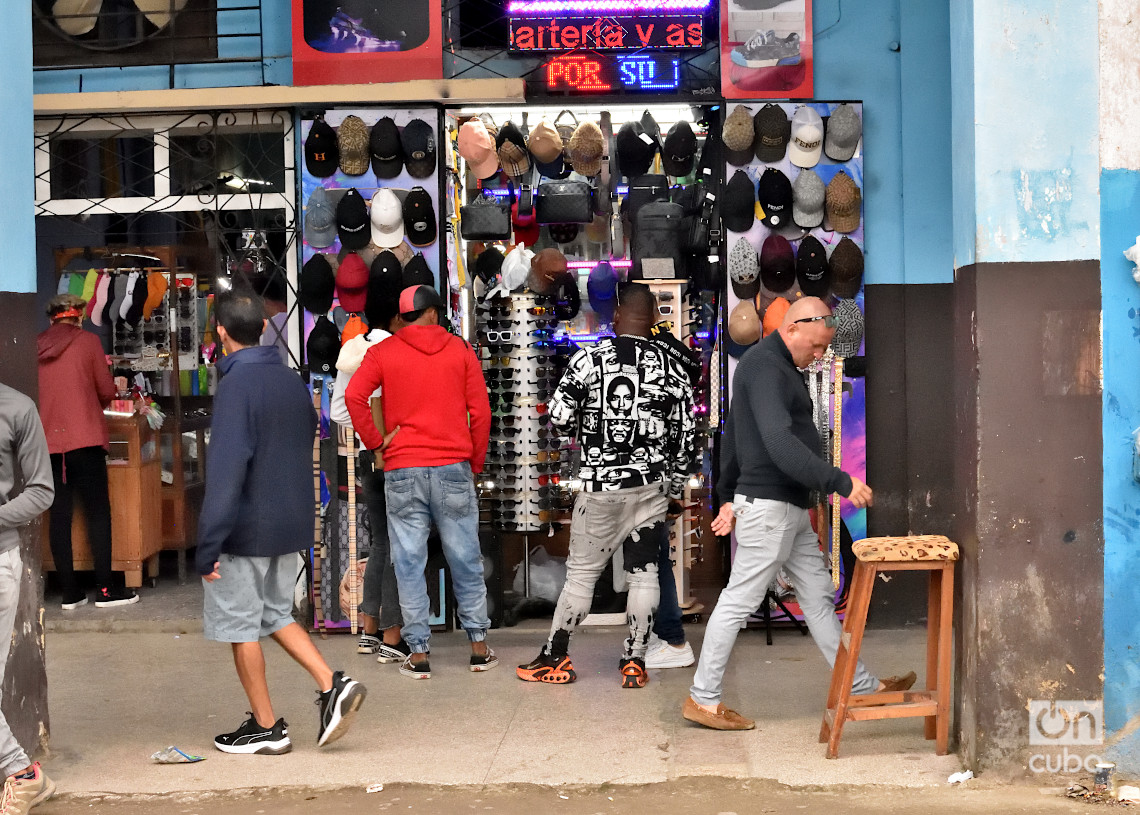 Personas en un puesto particular en La Habana durante un frente frío. Foto: Otmaro Rodríguez.