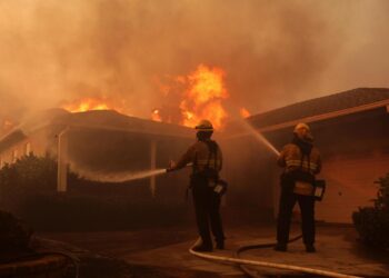 Bomberos luchan contra el fuego en el barrio Pacific Palisades de Los Ángeles, California, el 8 de enero de 2025. Foto: Allison Dinner / EFE.