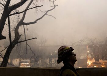 Un bombero del condado de Los Ángeles observa un incendio forestal en Altadena, California, donde se han ordenado decenas de miles de evacuaciones. Foto: Caroline Brahmán/EFE