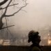 Un bombero del condado de Los Ángeles observa un incendio forestal en Altadena, California, donde se han ordenado decenas de miles de evacuaciones. Foto: Caroline Brahmán/EFE