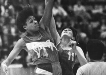 La cubana Leonor Borrell (i) durante el Campeonato Mundial de baloncesto celebrado en la Unión Soviética en 1986. Foto: Juan Moreno / Tomada de DeporCuba.