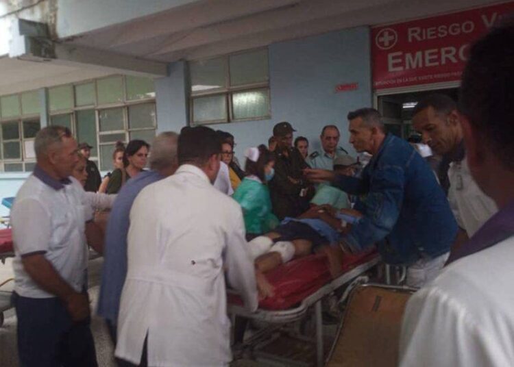 Lesionados en un accidente de tránsito son llevados al Hospital Gustavo Aldereguía Lima, de Cienfuegos, el 16 de enero de 2025. Foto: Cubadebate.