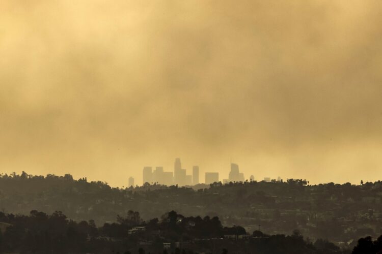 Edificios de Los Ángeles, opacados por el humo de los incendios forestales. Foto: CAROLINE BREHMAN/EFE/EPA.