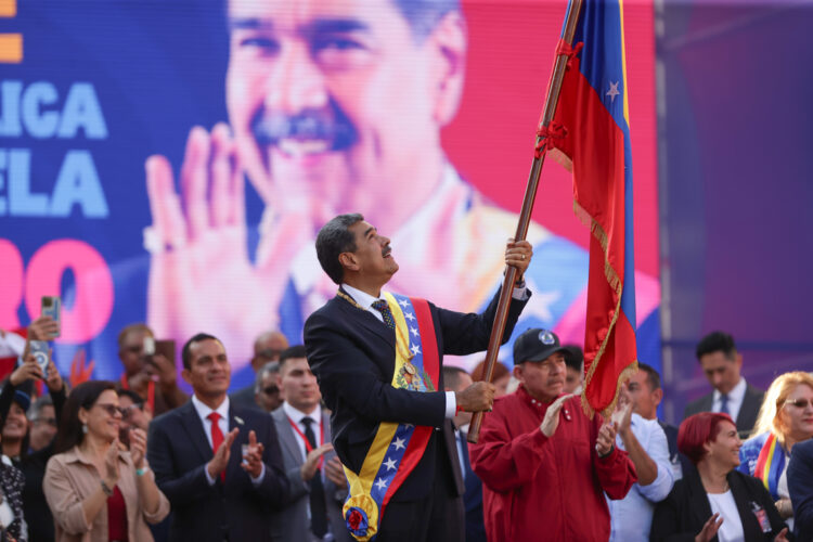 Maduro ondea una bandera en un acto este viernes, en Caracas. Foto: Ronald Peña R./EFE.