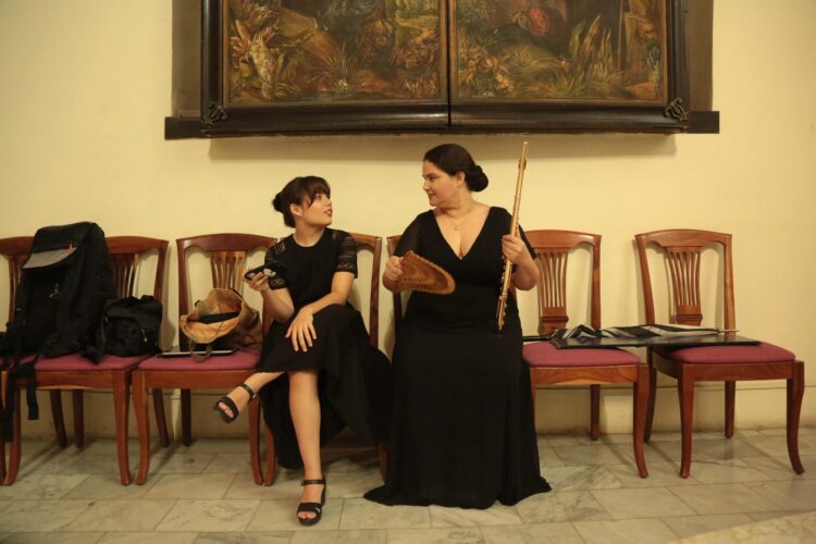 Malva Rodríguez junto a su madre, la flautista Niurka González, antes de un concierto en la Iglesia de Paula. Foto: srd.