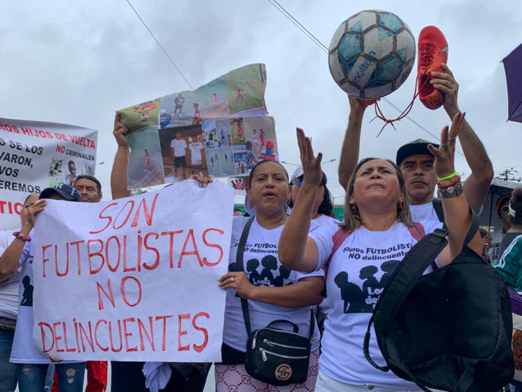 Familiares de cuatro menores desaparecidos en Ecuador se manifiestan en los exteriores de la Fiscalía de Guayaquil el 31 de diciembre de 2024. Foto: Cristina Bazán / EFE.