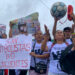 Familiares de cuatro menores desaparecidos en Ecuador se manifiestan en los exteriores de la Fiscalía de Guayaquil el 31 de diciembre de 2024. Foto: Cristina Bazán / EFE.