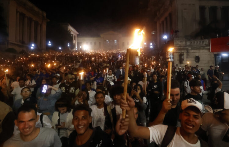 Jóvenes cubanos participan en la tradicional Marcha de las Antorchas en La Habana, el lunes 27 de enero de 2025. Foto: Ernesto Mastrascusa / EFE.