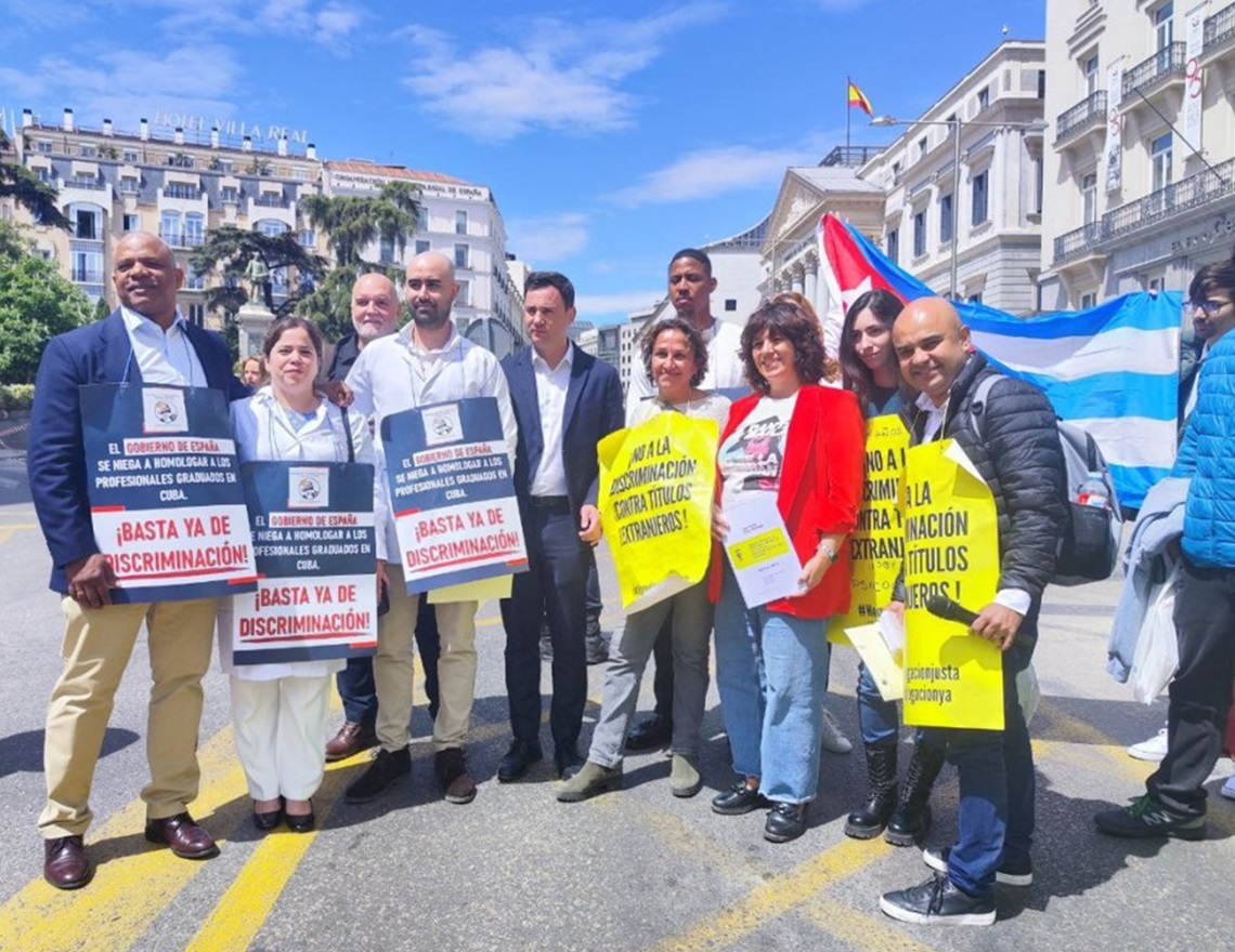 Médicos cubanos y de otros países protestan en Madrid, España, por la demora en la homologación de sus títulos. Foto: Árbol Invertido / Archivo.