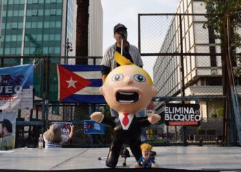 Un hombre habla durante una manifestación este sábado, frente a la Embajada de Estados Unidos en Ciudad de México (México), en la que participaron decenas de activistas de esa nación para oponerse a la inclusión de Cuba en la lista de países patrocinadores del terrorismo. Foto: Sáshenka Gutiérrez/EFE.