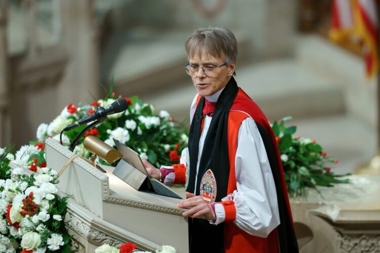 La obispa episcopaliana Mariann Edgar Budde, durante el Servicio Nacional de Oración Interreligioso en honor a la investidura de Trump. Foto: Will Oliver / EFE.