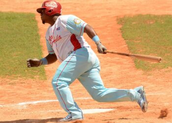 Osvaldo Vázquez, jugador de los Tigres de Ciego de Ávila y de equipos nacionales, está entre los que han decidido dejar el béisbol cubano por los bajos salarios que perciben. Foto: Osvaldo Gutiérrez / ACN / Archivo.