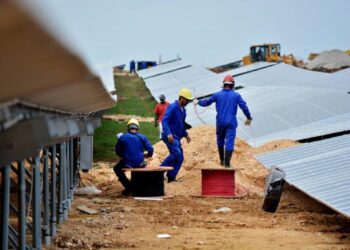 Instalación en Cuba de parques fotovoltaicos. Foto: Granma.