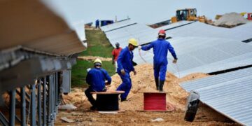 Instalación de un parque solar fotovoltaico en Cuba. Foto: Granma.