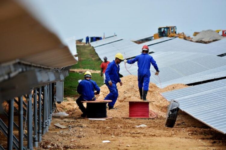 Instalación de un parque solar fotovoltaico en Cuba. Foto: Granma.