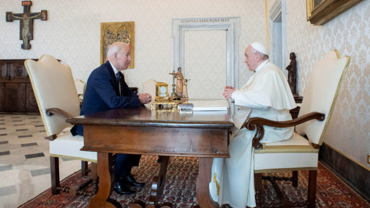 Biden y el Papa Francisco. Foto: EFE/EPA/VATICAN MEDIA HANDOUT